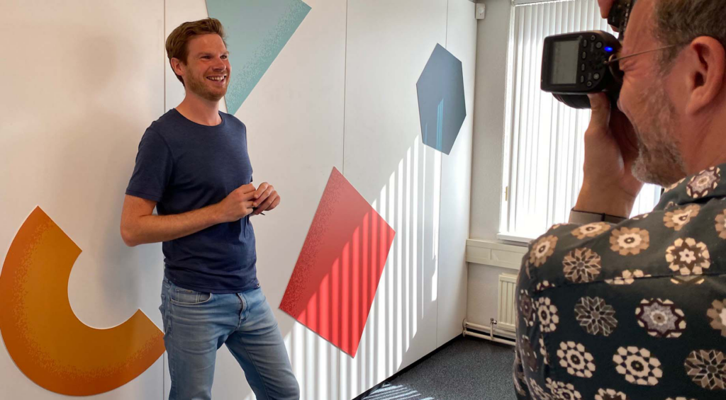 Een foto van Bram van Tongeren, die poseert voor de foto