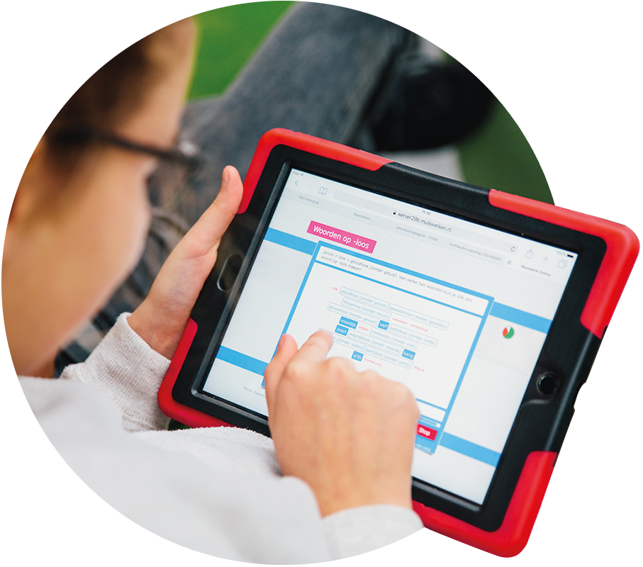 Een leerling in het basisonderwijs oefent op haar tablet met Flexi.
