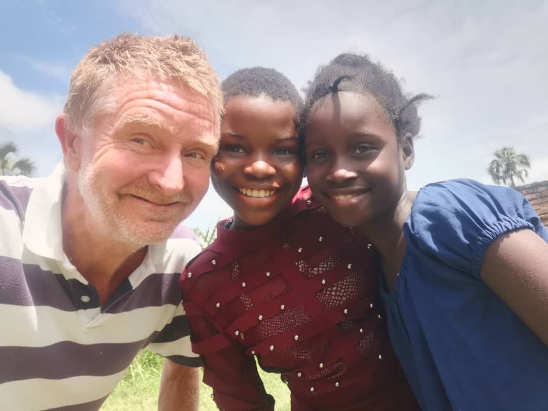 Michiel Buitelaar op de foto met twee leerlingen van Bolera Palms School Malawi