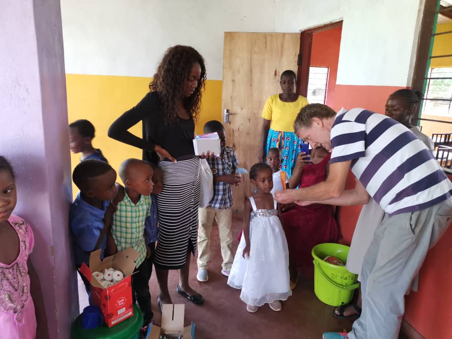 Michiel Buitelaar deelt Muiswerkpennen uit op Bolera Palms School Malawi