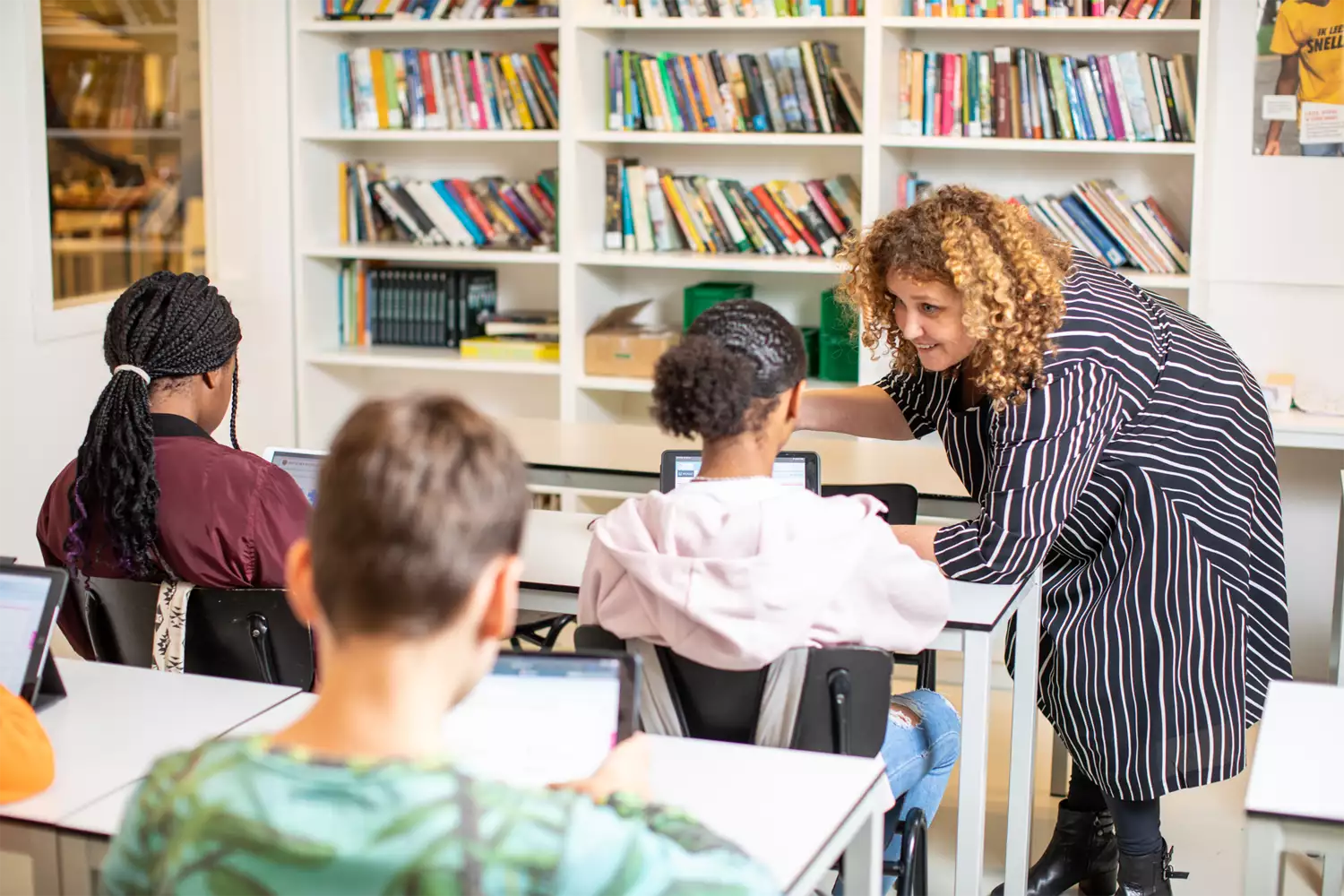 Numo docent legt uit aan leerling