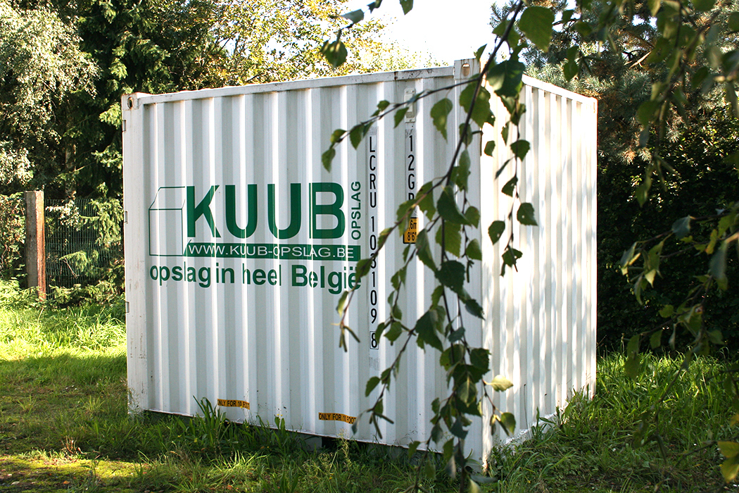 Container vol meubels tijdens verbouwing