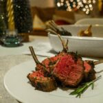 lamsrack met zwarte knoflook en kruidenkorst