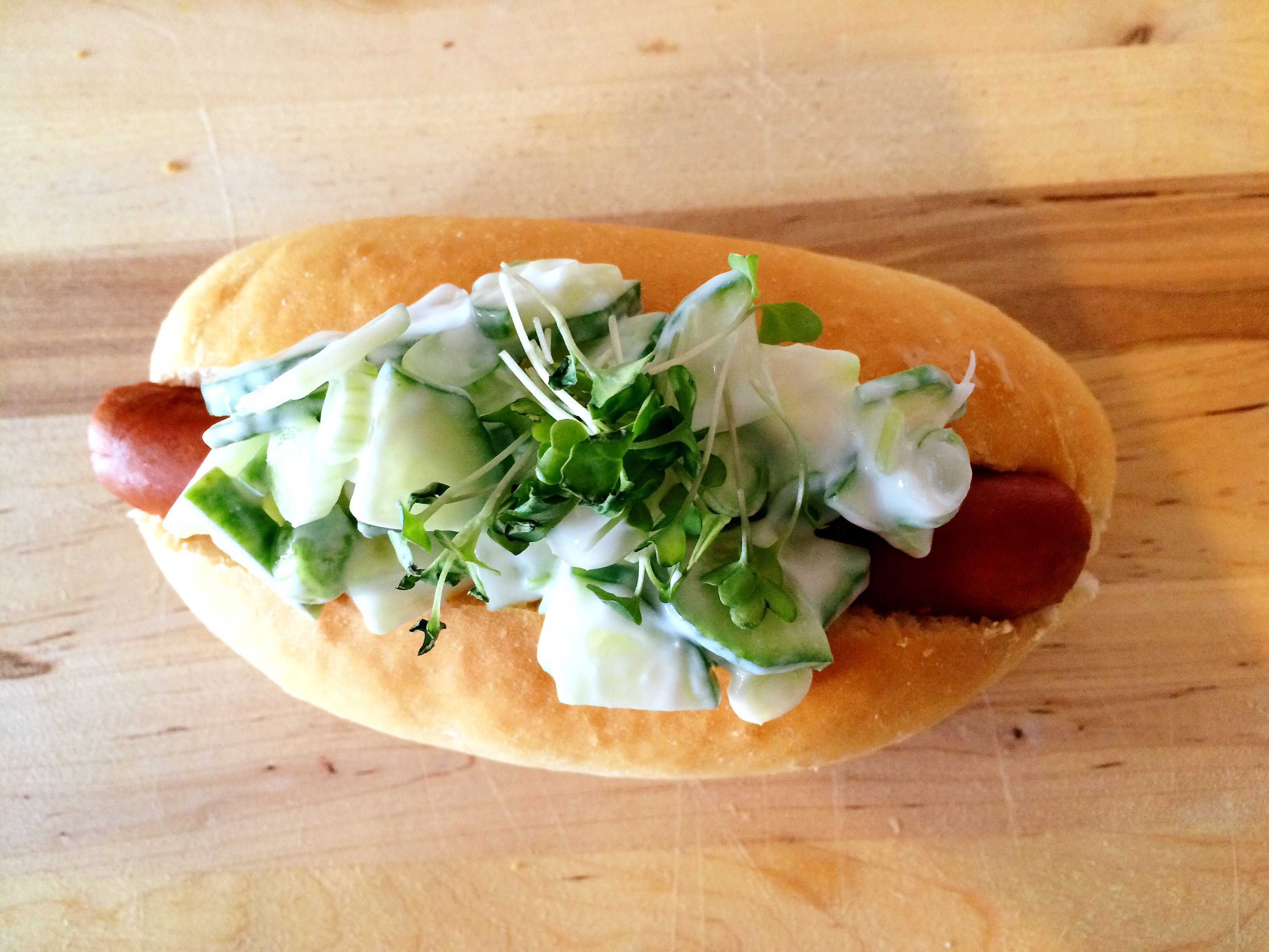 Hotdog met frisse komkommeryoghurt