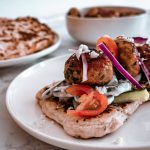 Grieks platbrood met kipgehakt en groenten