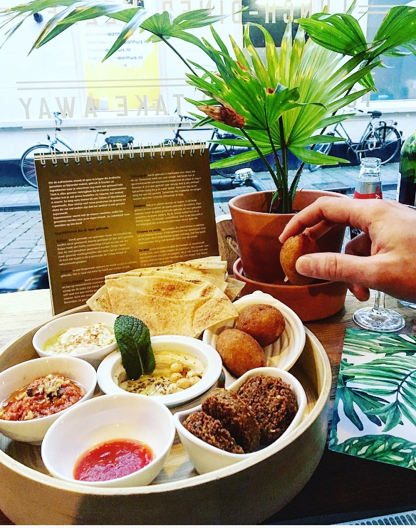 Falafel, hummus, muhammara en andere lekkere voorgerechten.