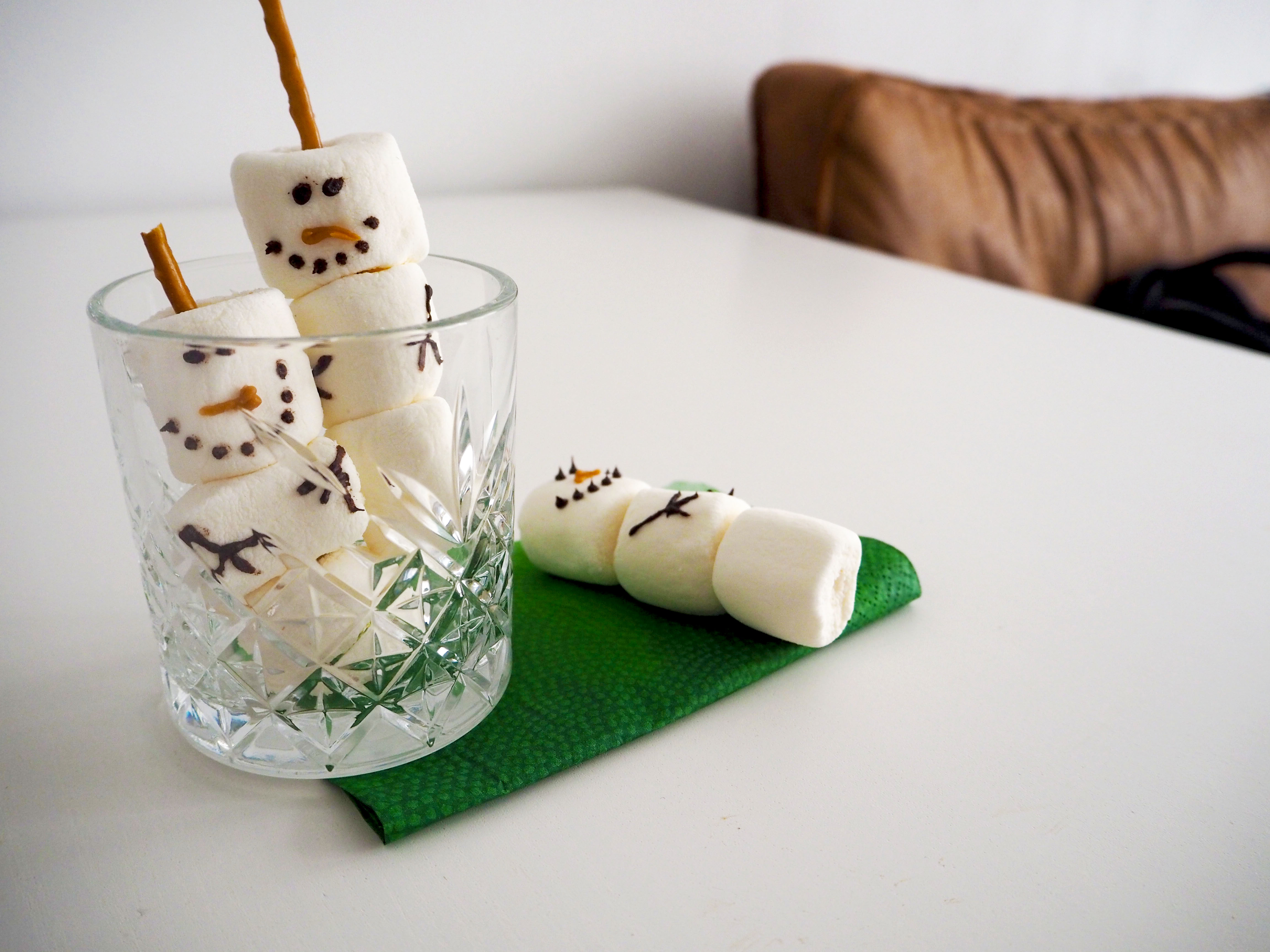 sneeuwpoppen van marshmallows en zoute sticks