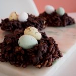 vogelnestjes van chocolade en gepofte rijst