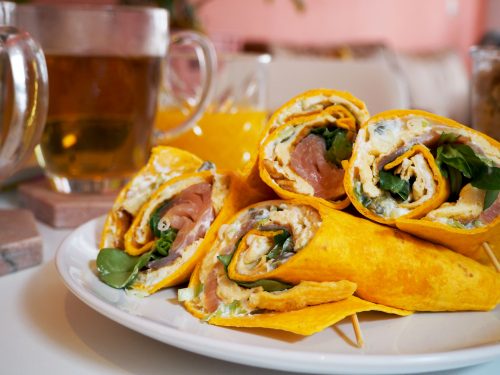 Gele wraps met zalm, ei en veldsla