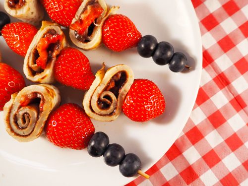 spiesjes met pannenkoeken nutella en aardbeien