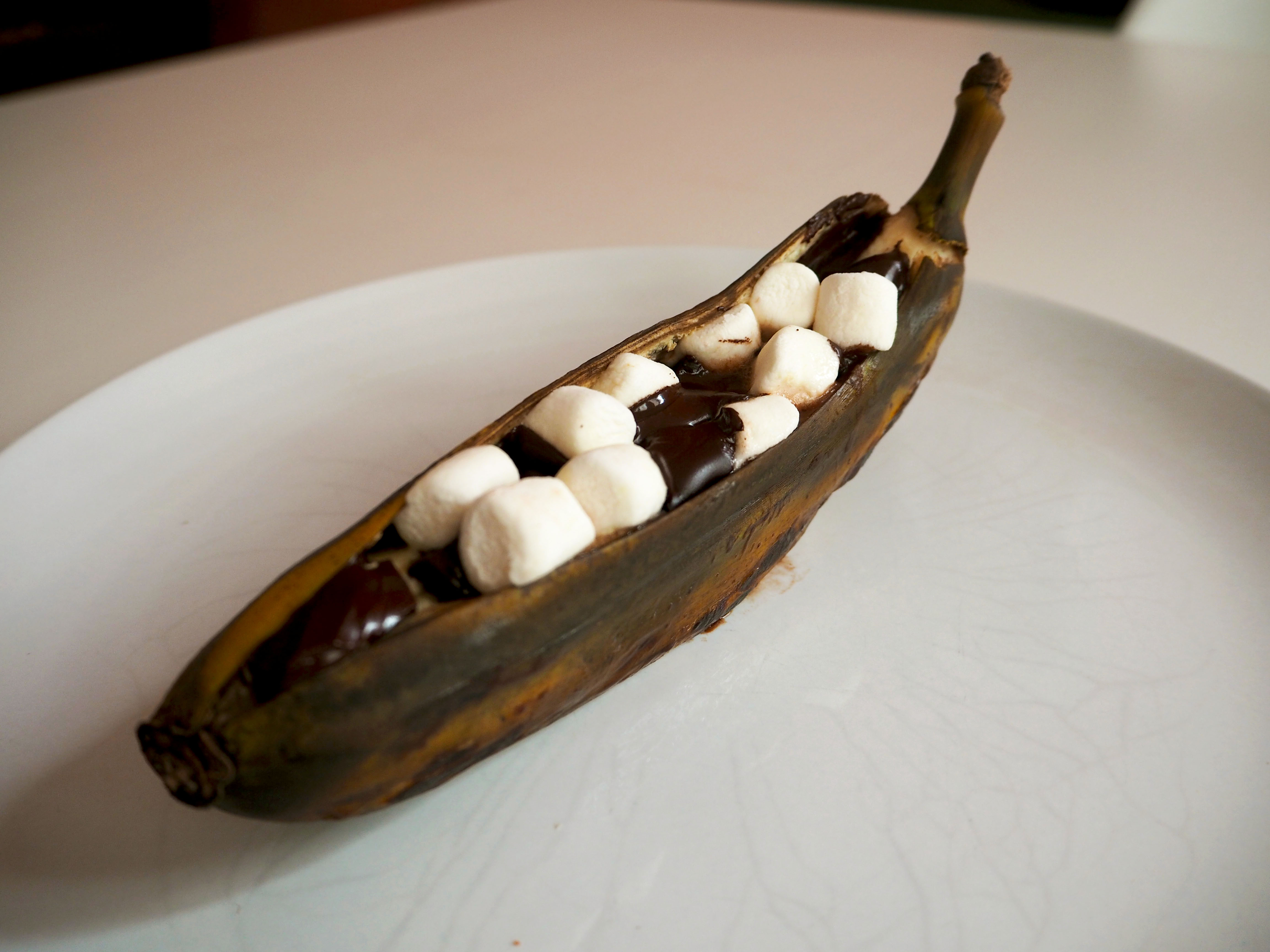 Deze banaan met marshmallows van de bbq is het ultieme guilty toetje!