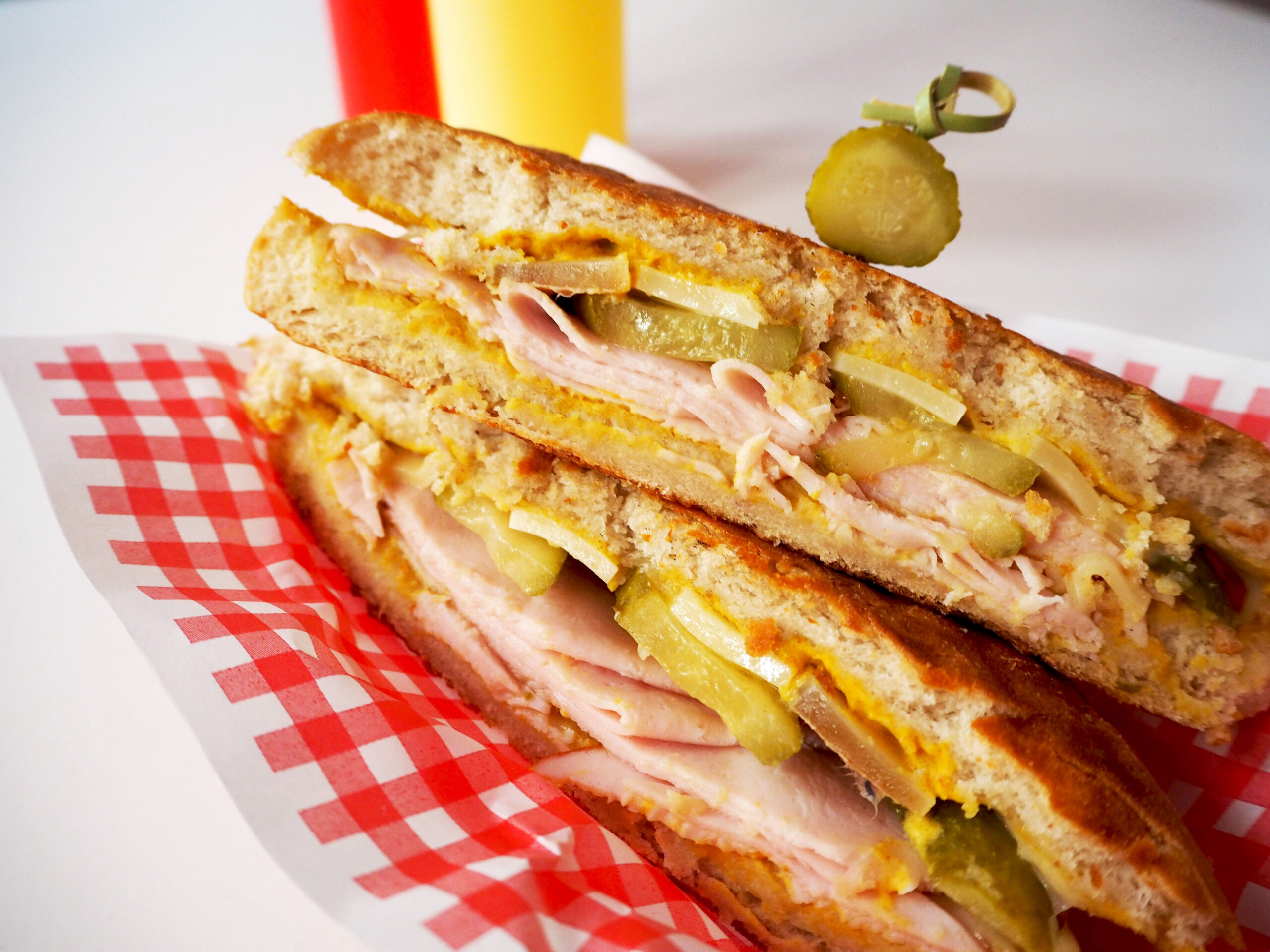 cubano sandwich met kalkoenfilet en gruyere