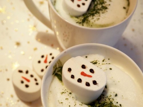 matcha latte met marshmellow sneeuwpoppen