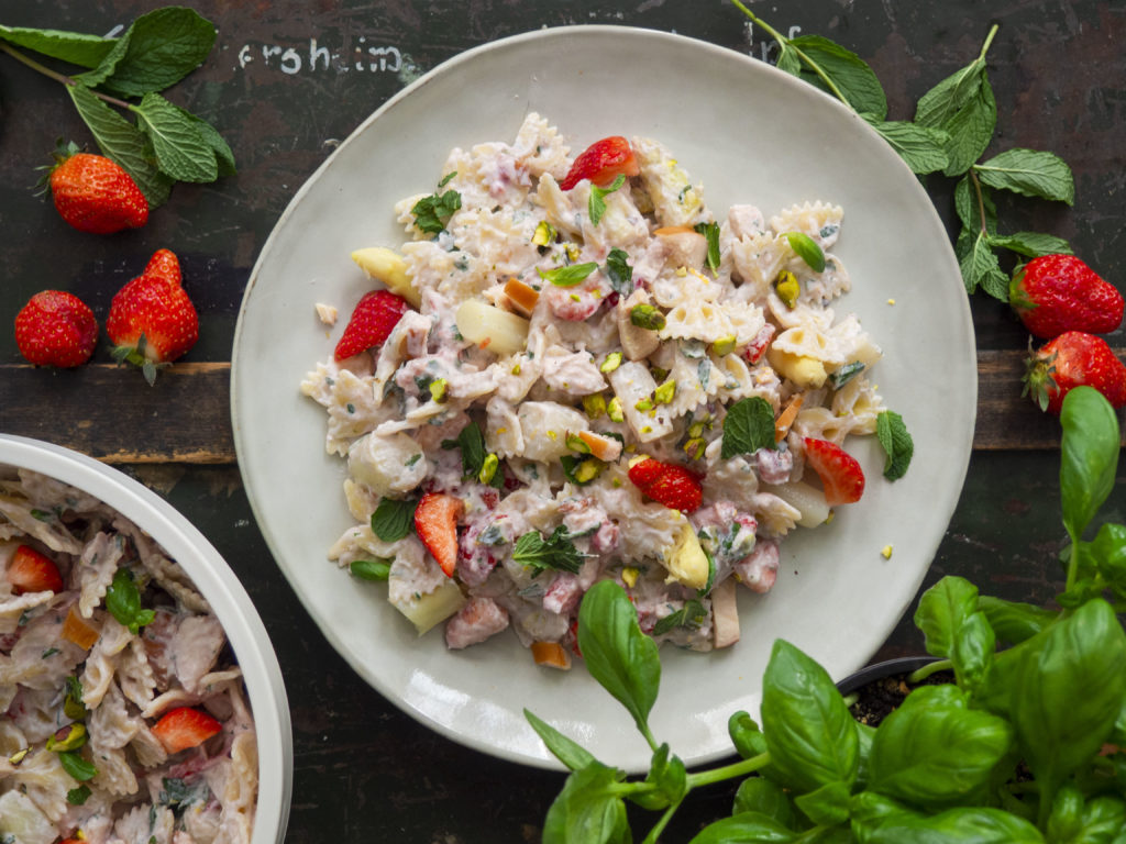 pastasalade met asperges, aardbeien en gerookte kip