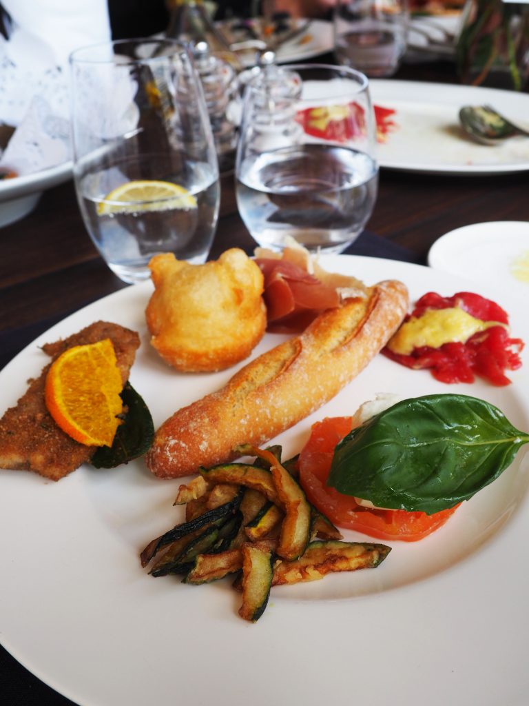 tutti a tavola bij robert's restaurant hilton amsterdam