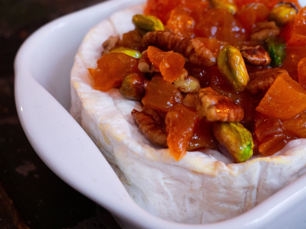 camembert uit de oven met abrikozen en pistache