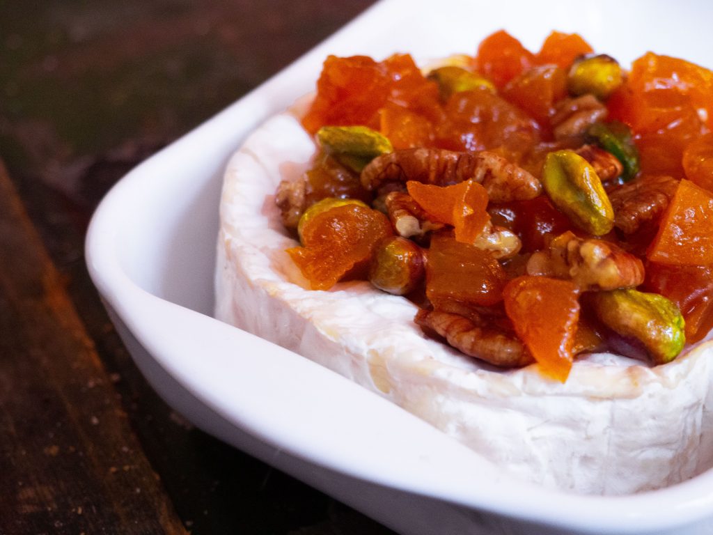 camembert uit de oven met abrikozen, pistache en pecannoten
