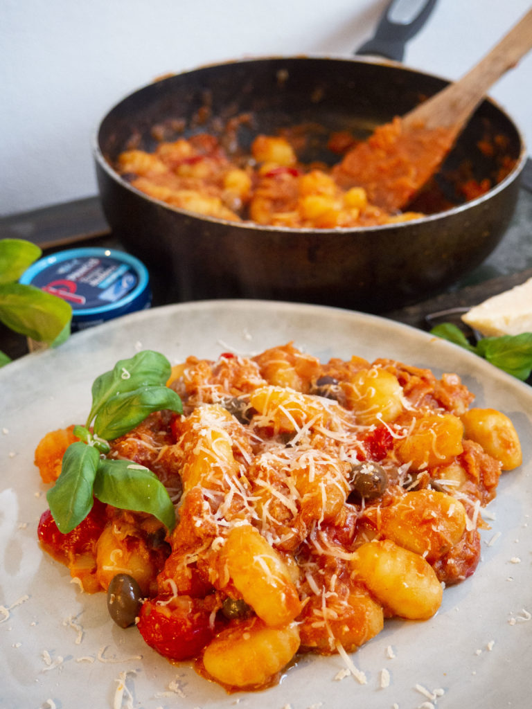 De laatste win-actie van Princes staat in teken van #askafriend! Een kei leuke challenge en ik maakte daarom gnocchi met Taggiasche olijven en tonijn.