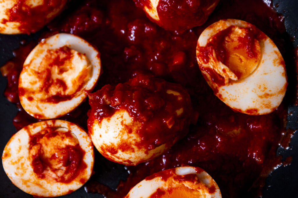Deze licht pikante Belado van eieren, is een onwijs leuk, kleurrijk en vooral heerlijk recept om te serveren bij je kerstdiner.