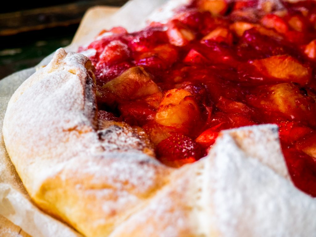 galette met rabarber en aardbeien