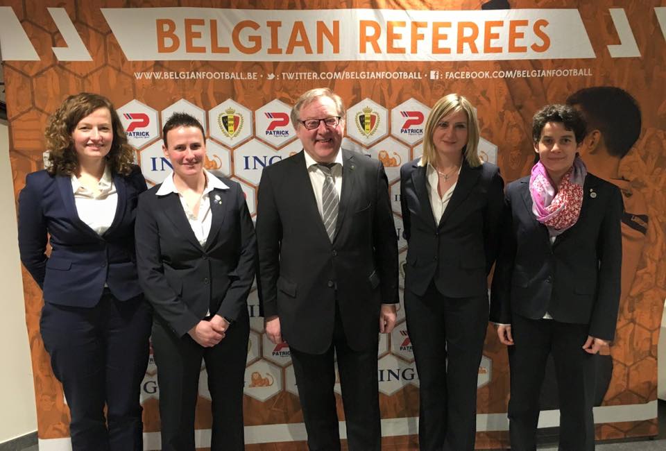 joline delcroix ontvangt fifa-badge (4)