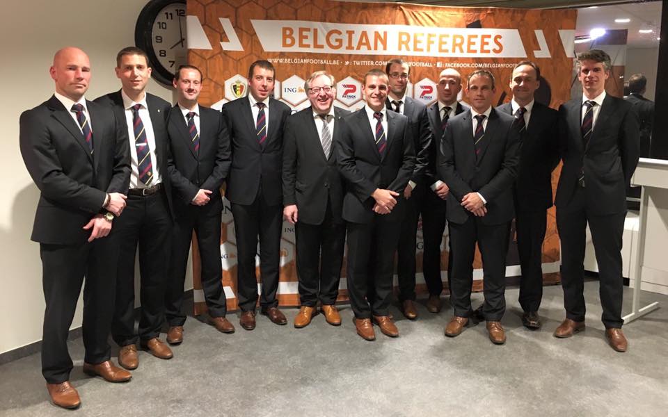 kevin monteny ontvangt fifa-badge (1)