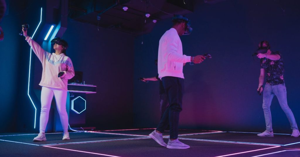 Tre personer som bruker VR-briller