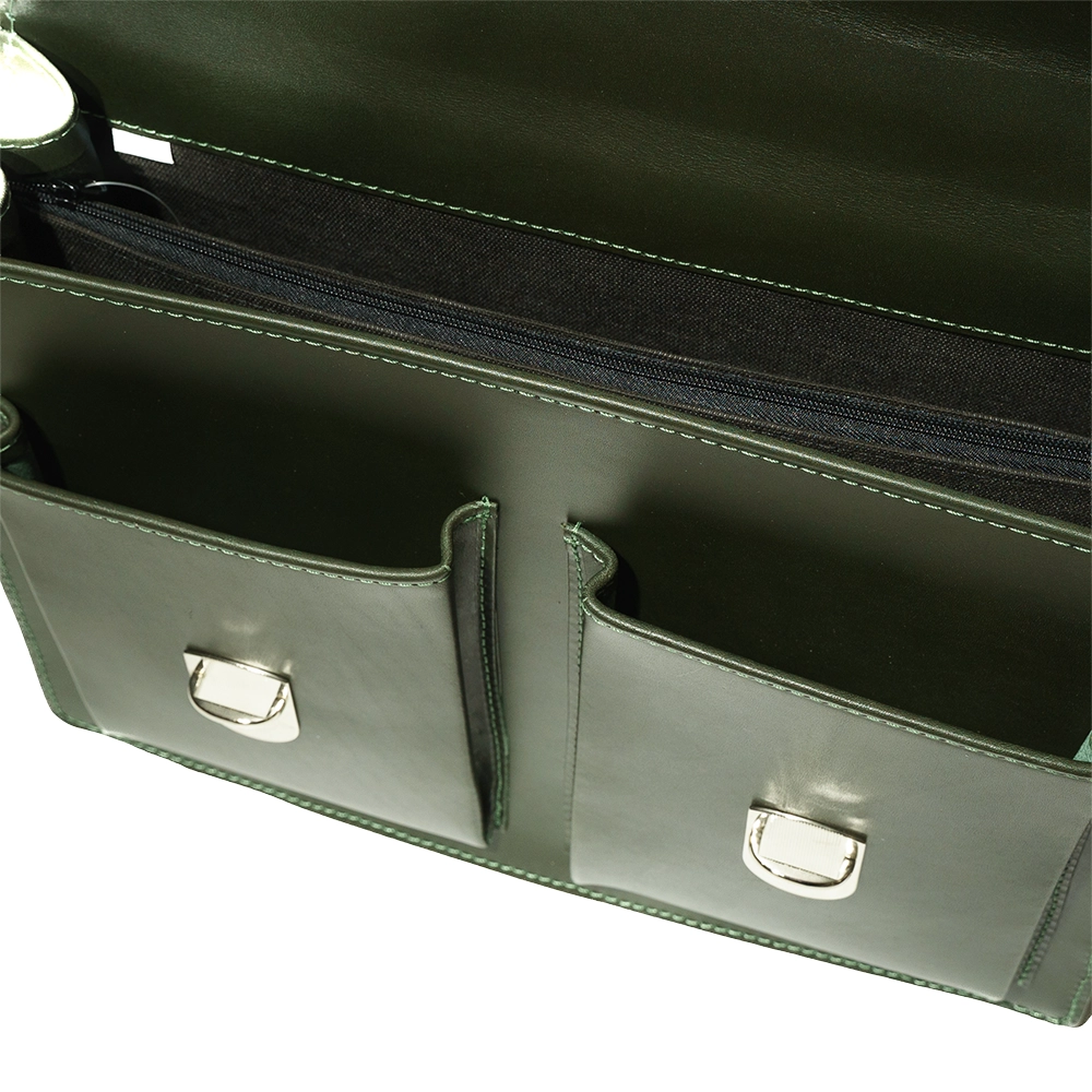Läderportfölj i Vegetabiliskt läder närbild - racing green