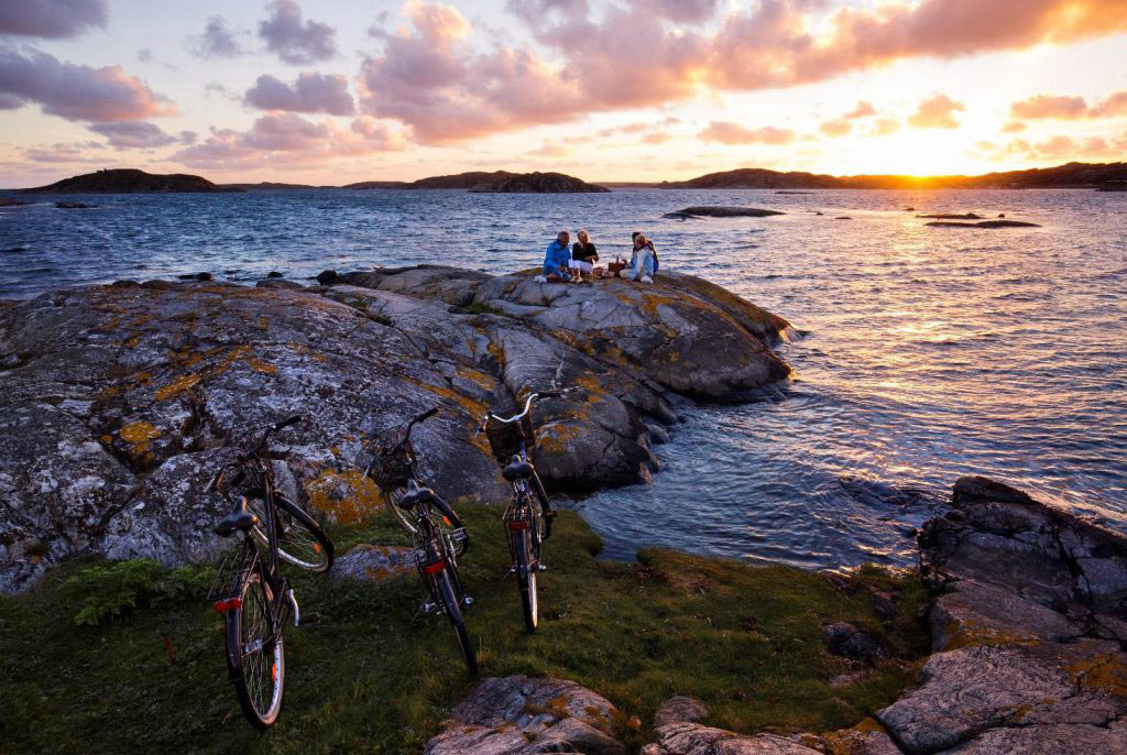 cyclists doing a picknick on the cliffs 