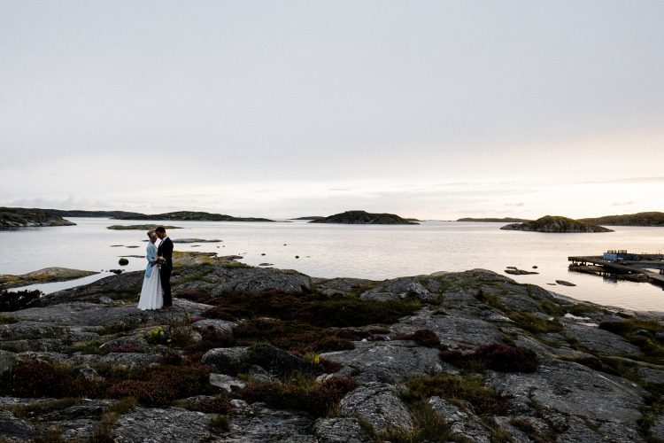 wedding on the cliffs, newly wed get married and celebrate at Lådfabriken