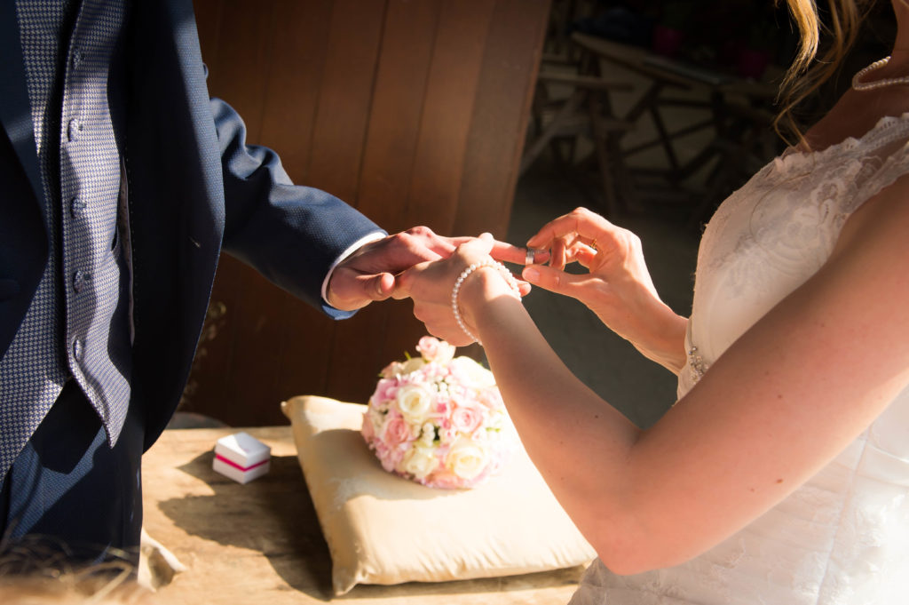 ringen overhandigen trouw huwelijk