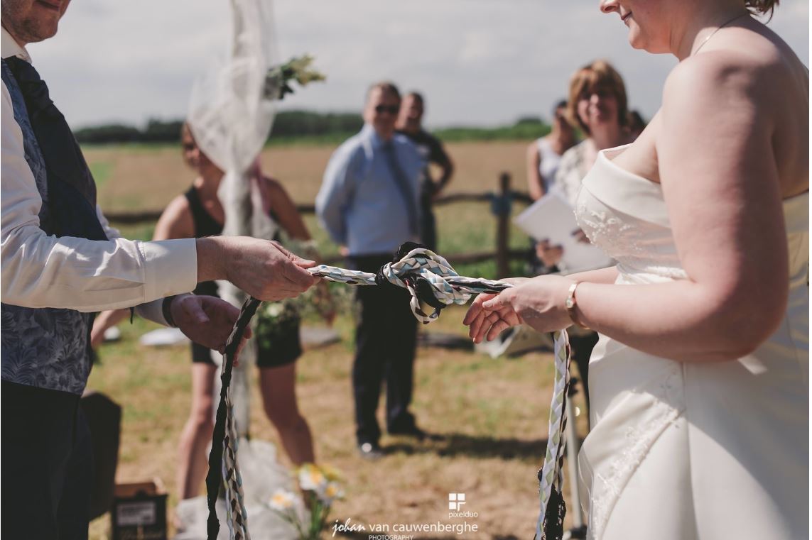 keltische handfasting in het bos