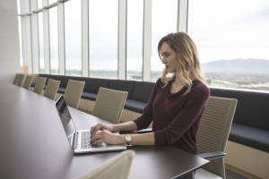 Frau arbeitet auf Computer