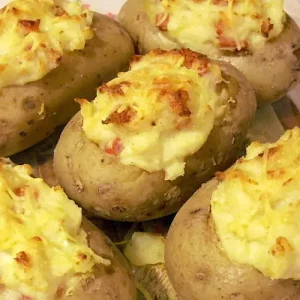 Pomme de terre farcie farce oignons, lardons 5.50€/pièce