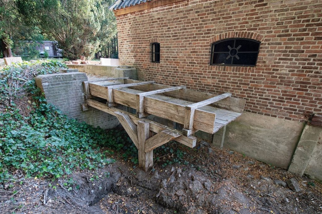 Via de watergoot werd water uit de spreng aangevoerd. Het viel bovenop een waterrad (bovenslag watermolen) dat twee maalkoppels kon aandrijven (foto: Wim Giebels).