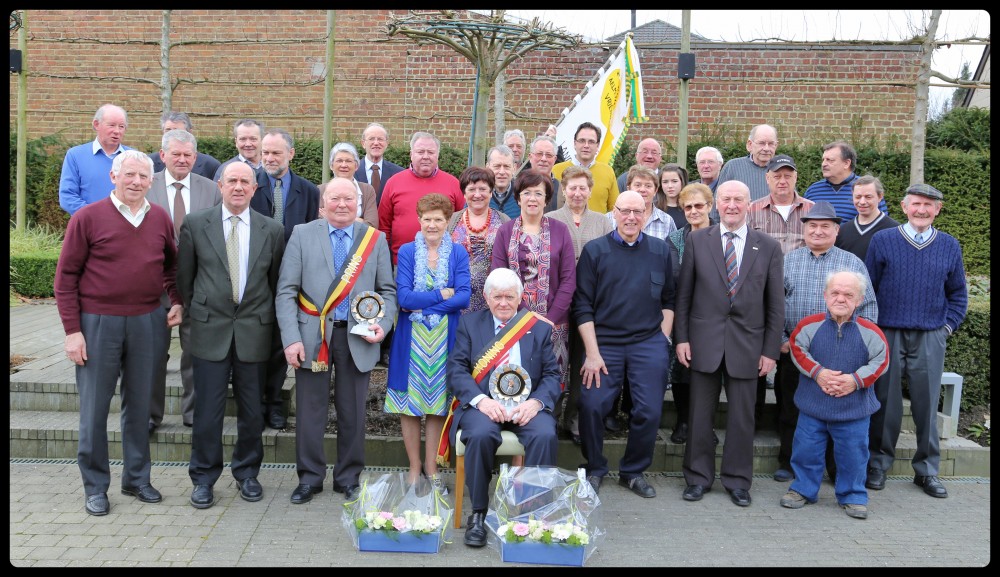 de groepsfoto van de Aelmoesenijevrienden bij hun koningsviering op 17 maart 2013