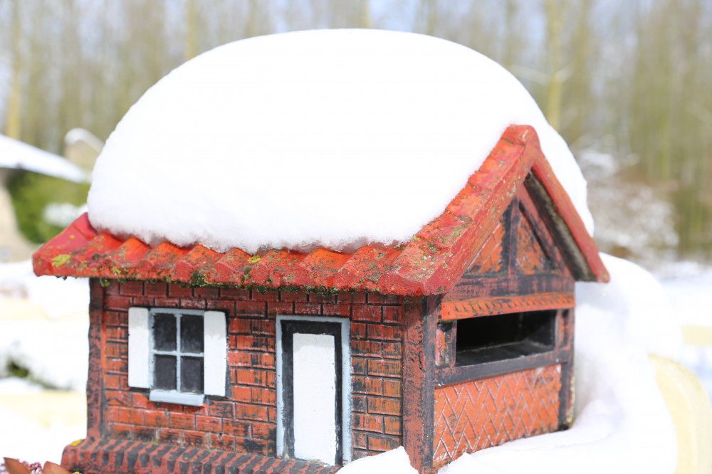 een ondergesneeuwde brievenbus in Landskouter