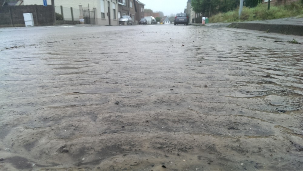 Daags nadien waren de sporen duidelijk zichtbaar en zag de onbereden baan er meer uit als een strand (Bakkerstraat)