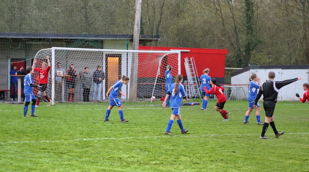 Emmy De Vuyst juicht aan de linkerpaal, ze heeft net 2-2 gelijkgemaakt