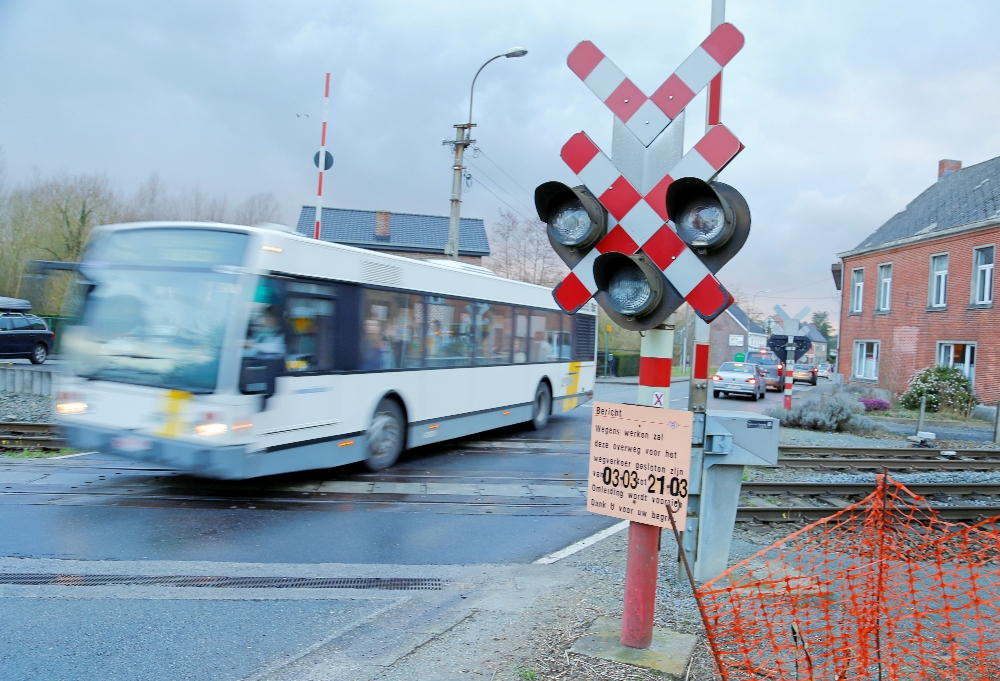 de spoorwegovergangen in Moortsele zijn in maart afgesloten en zorgen mogelijk voor meer verkeer via Landskouter