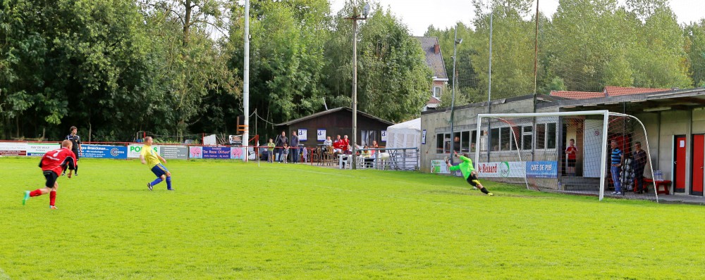 Een van de vijf goalen voor de rust was deze betwistbare penalty omgezet door Overmere