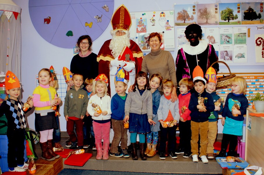 Sinterklaas op school in Landskouter (foto Eddy Peeters uit Het Nieuwsblad)
