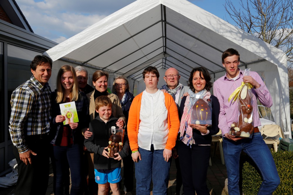 Organisator Daniel De Bruycker en de winnaars van de tombola