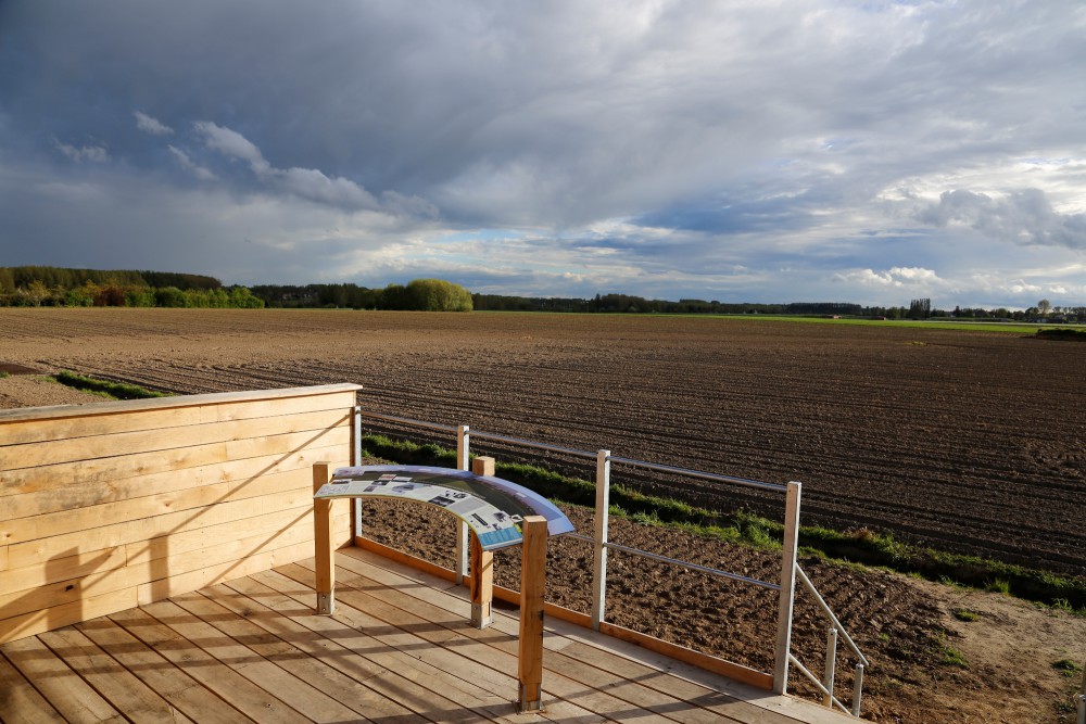 een panoramatafel geplaatst op een bunker langs de Kappelendries in Gontrode, met uitzicht op waar ooit de zeppelinhal van het Duitse leger stond