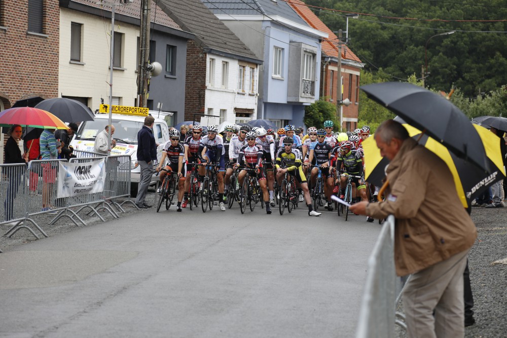 De 85 renners aan de start van Landskouter koers 2015