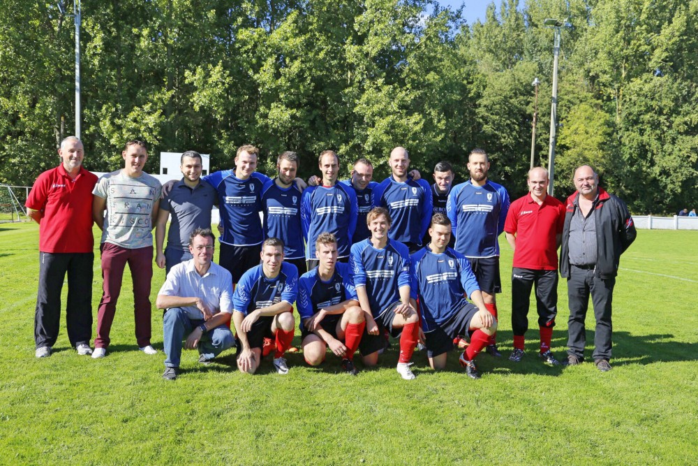 SK Landskouter seizoen 2015-2016, bij de aanvang van de wedstrijd tegen VS Destelbergen op 27 september 2015. Spelers uitzonderlijk in blauwe truitjes.