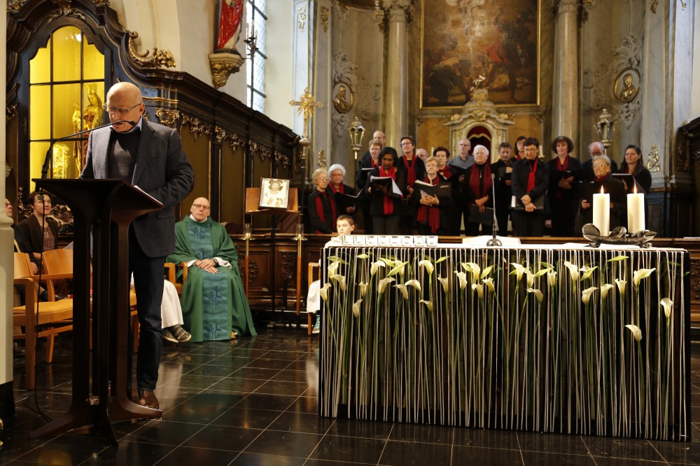 Lector Wim De Vis richt een dankwoord aan Padre Renaat bij de aanvang van de zondagsmis