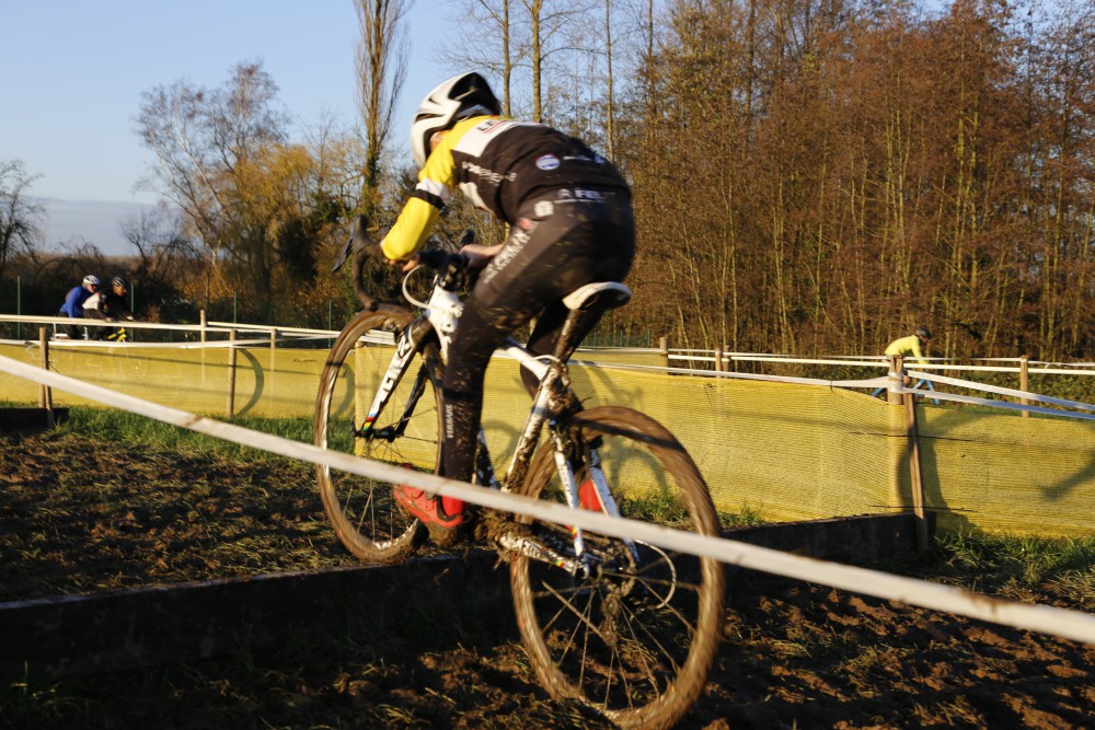 Twee balken met parallelle "chickentrack" op het parcours achter de brug