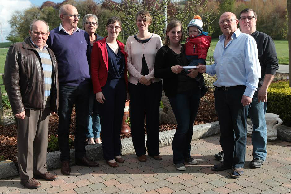 Daniel De Bruycker overhandigt de cheque met de opbrengst van de paaseierenraap (foto Danny De Lobelle)