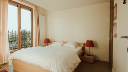 heerlijke bedden en een mooi uitzicht in de slaapkamer van het tussenhuis